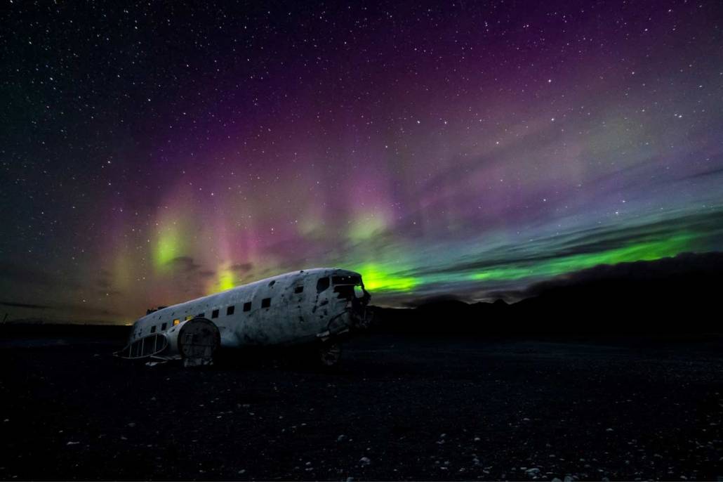 Aurora-boreale-islanda-sul-relitto-aereo-abbandonato-1030x686-1