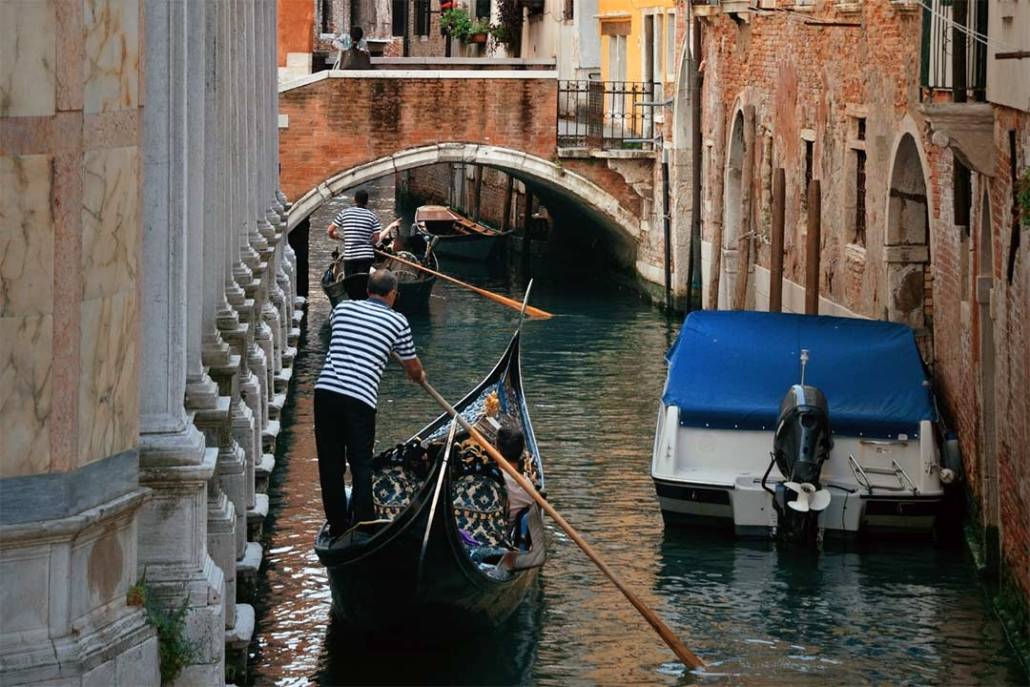 Giro-in-gondola-a-Venezia-1030x687-2