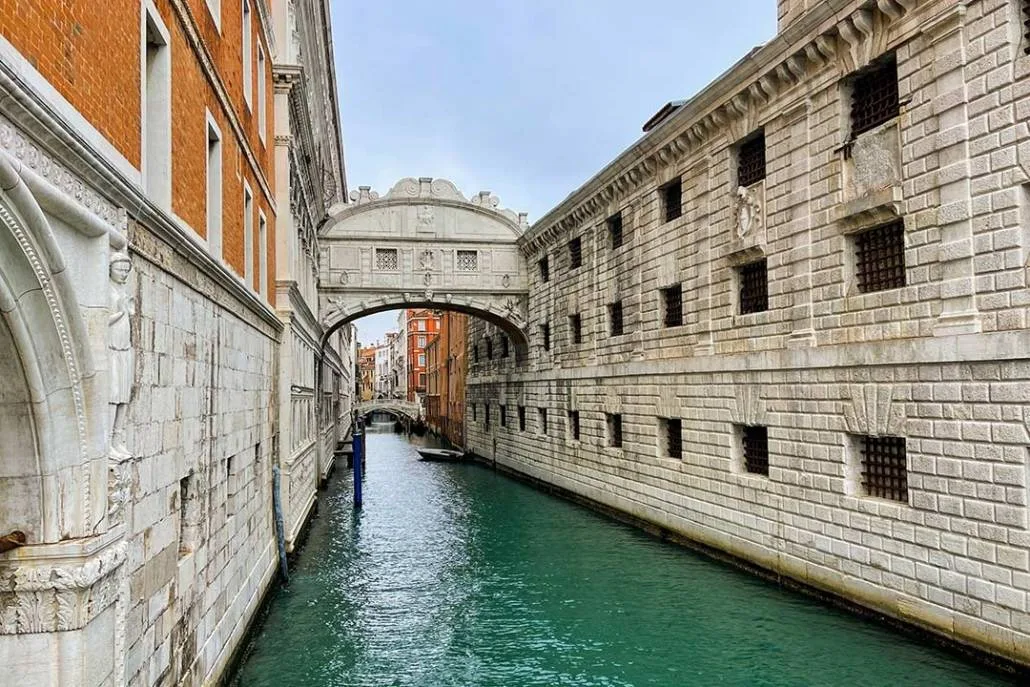 Ponte-dei-Sospiri-una-cosa-da-vedere-a-Venezia-1030x687-1