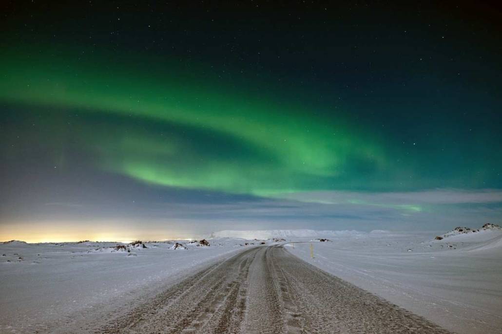 Strada-islandese-con-aurora-1030x686-1
