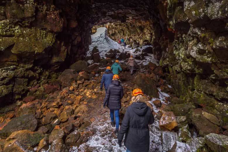 tour-in-Islanda-allinterno-delle-grotte-di-lava