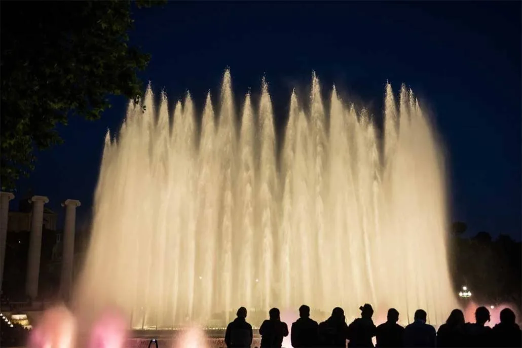 Cosa-vedere-a-Barcellona-in-2-giorni-la-fontana-magica-1030x687-1